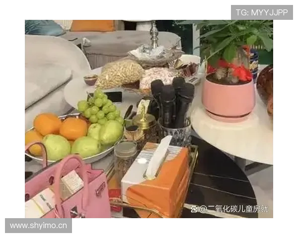 吴柳芳拎着名牌包去菜市场，这反差我笑出了声